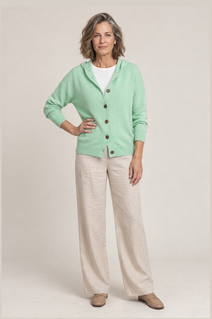 Chaqueta de punto con capucha y botones de madera en verde menta, foto de estudio de frente