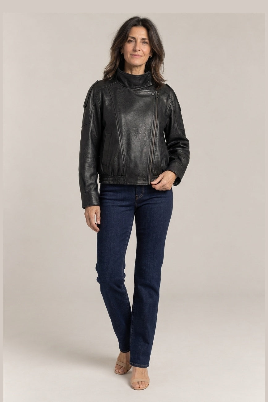 Chaqueta Oversize de Polipiel en negro, foto de estudio de frente