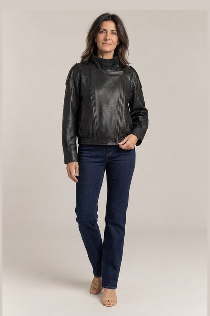Chaqueta Oversize de Polipiel en negro, foto de estudio de frente