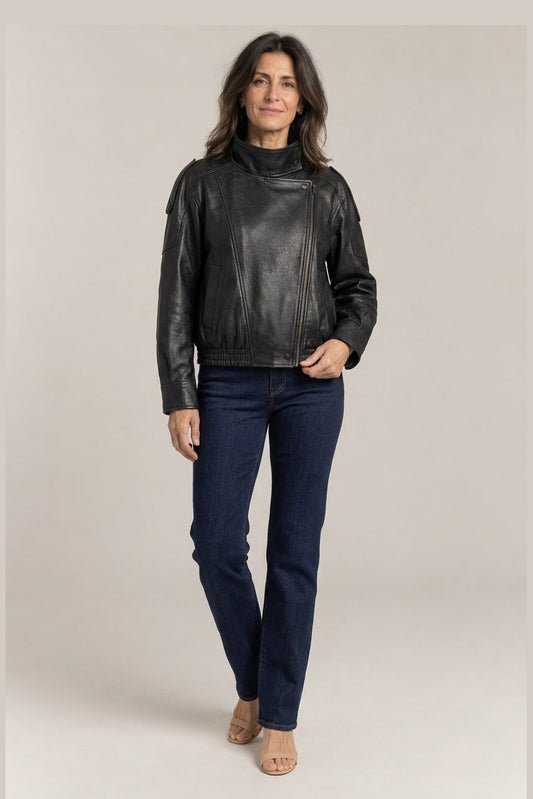 Chaqueta Oversize de Polipiel en negro, foto de estudio de frente