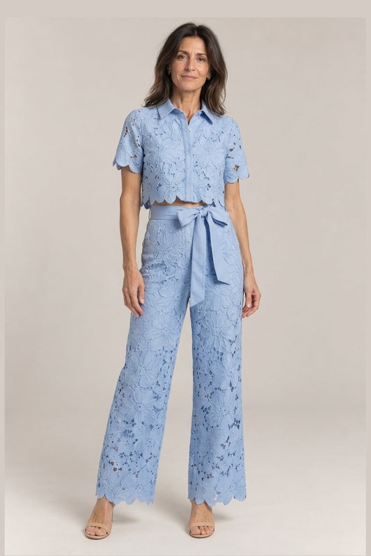 Conjunto Dos Piezas de Mujer en azul cielo, foto de estudio de frente