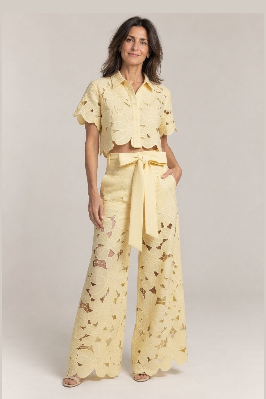 Conjunto Dos Piezas de Mujer en miel, foto de estudio de frente