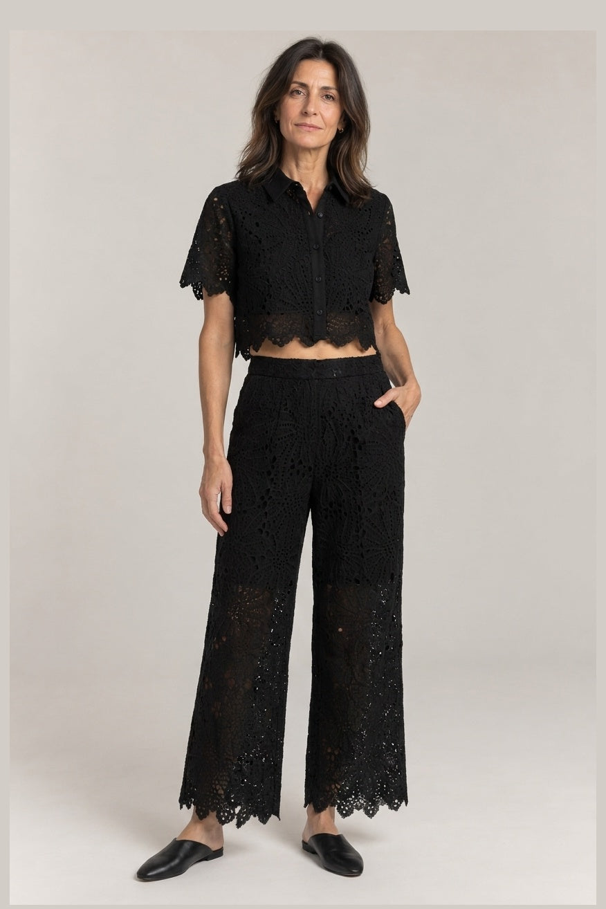 Conjunto Dos Piezas de Mujer en negro, foto de estudio de frente