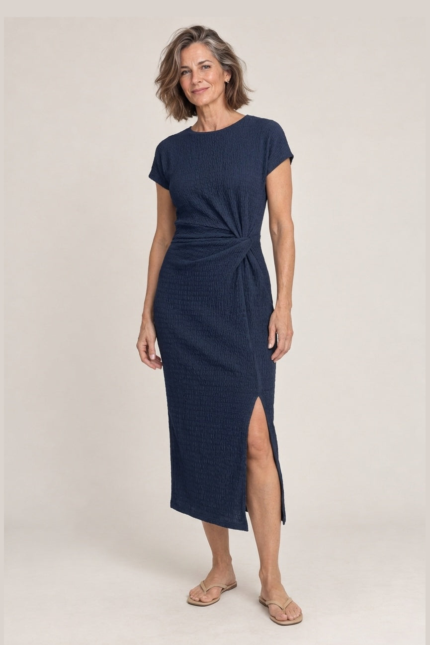 Vestido Midi de Punto con Torsion en marino, foto de estudio de frente
