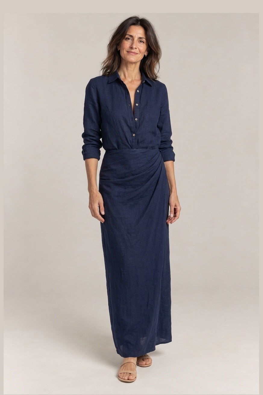 Vestido camisero largo con cinturon en azul, foto de estudio de frente