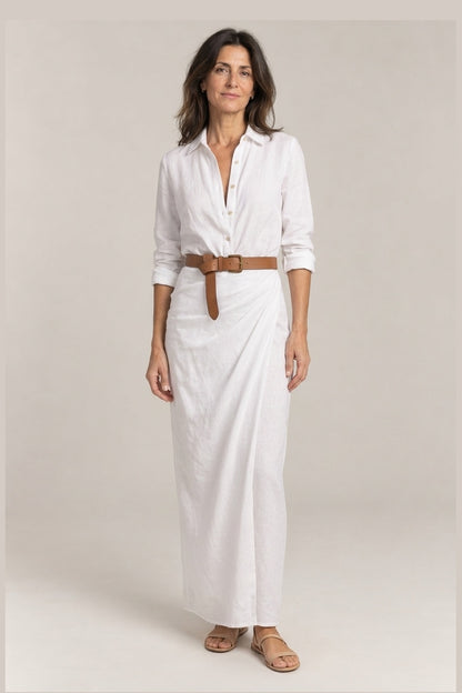 Vestido camisero largo con cinturon en blanco, foto de estudio de frente