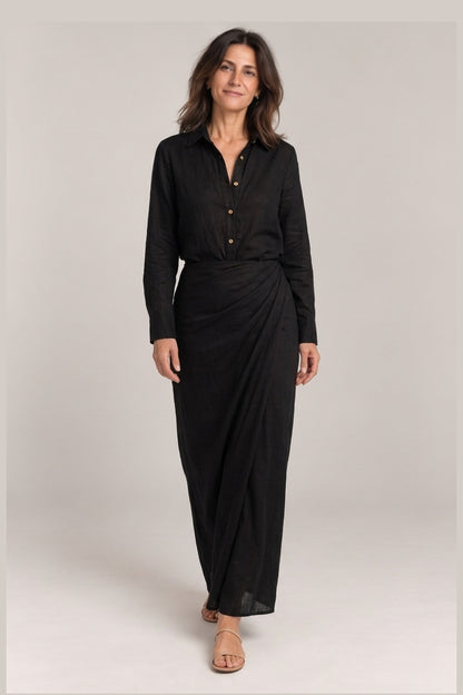 Vestido camisero largo con cinturon en negro, foto de estudio de frente