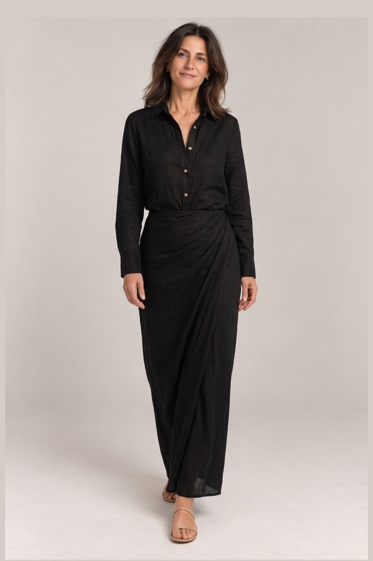 Vestido camisero largo con cinturon en negro, foto de estudio de frente