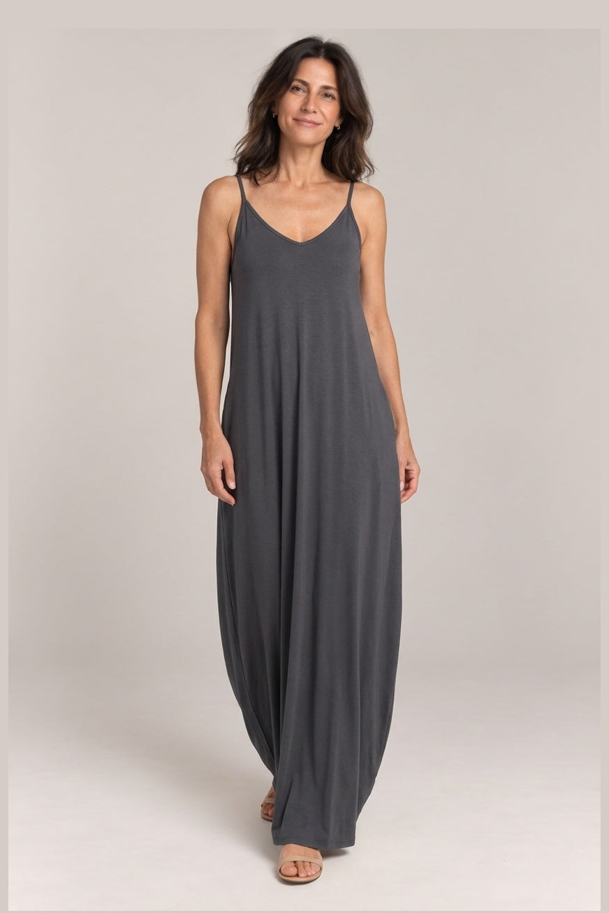 Vestido Largo de Tirantes con Bolsillos en antracita, foto de estudio de frente