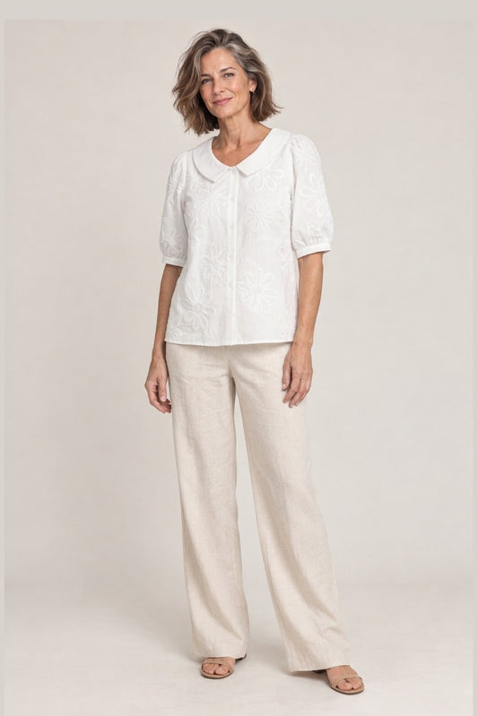 Camisa Elegante de Mujer en blanco, foto de estudio de frente