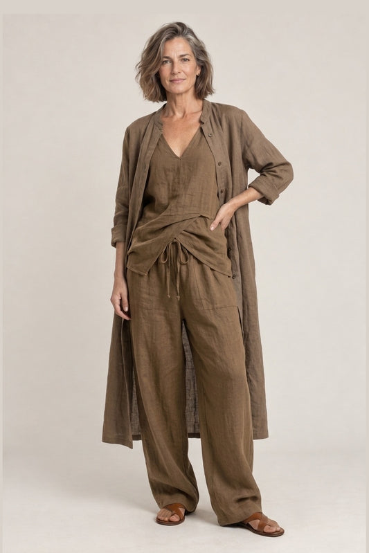 Conjunto Suave con Sobretodo en marron, foto de estudio de frente
