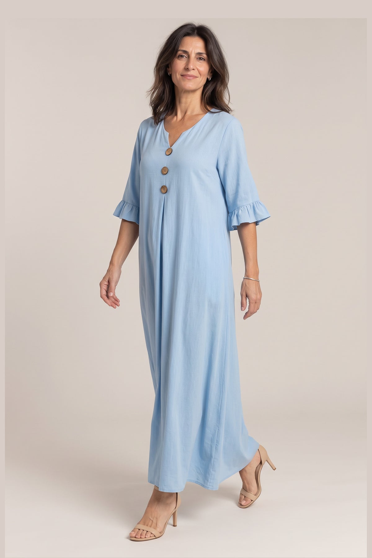 Irene en azul, foto de estudio, delante [yz4-irene-vestido-maxi-manga-3-4-con-bolsillos-azul-delante.jpg]