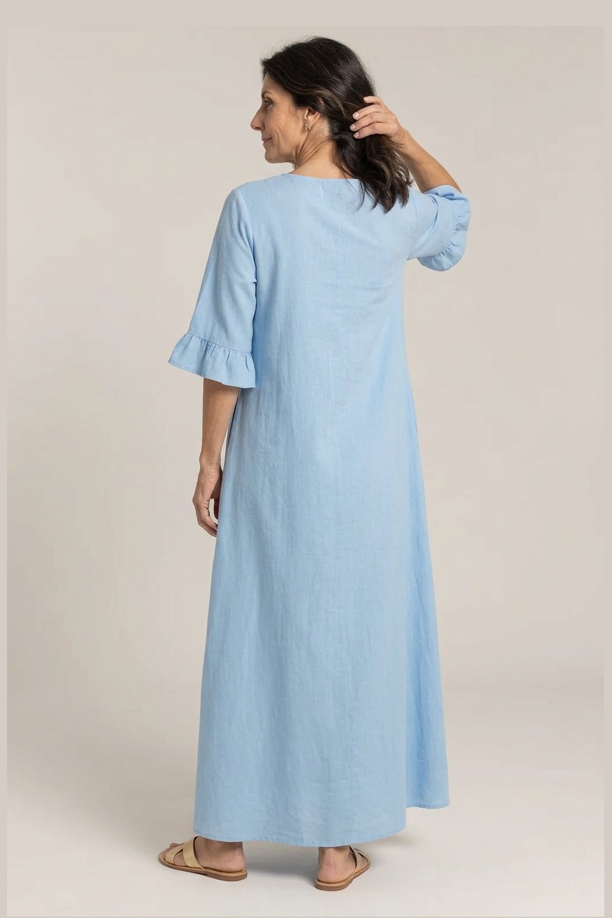 Irene en azul, foto de estudio, detrás [yz4-irene-vestido-maxi-manga-3-4-con-bolsillos-azul-detras.jpg]