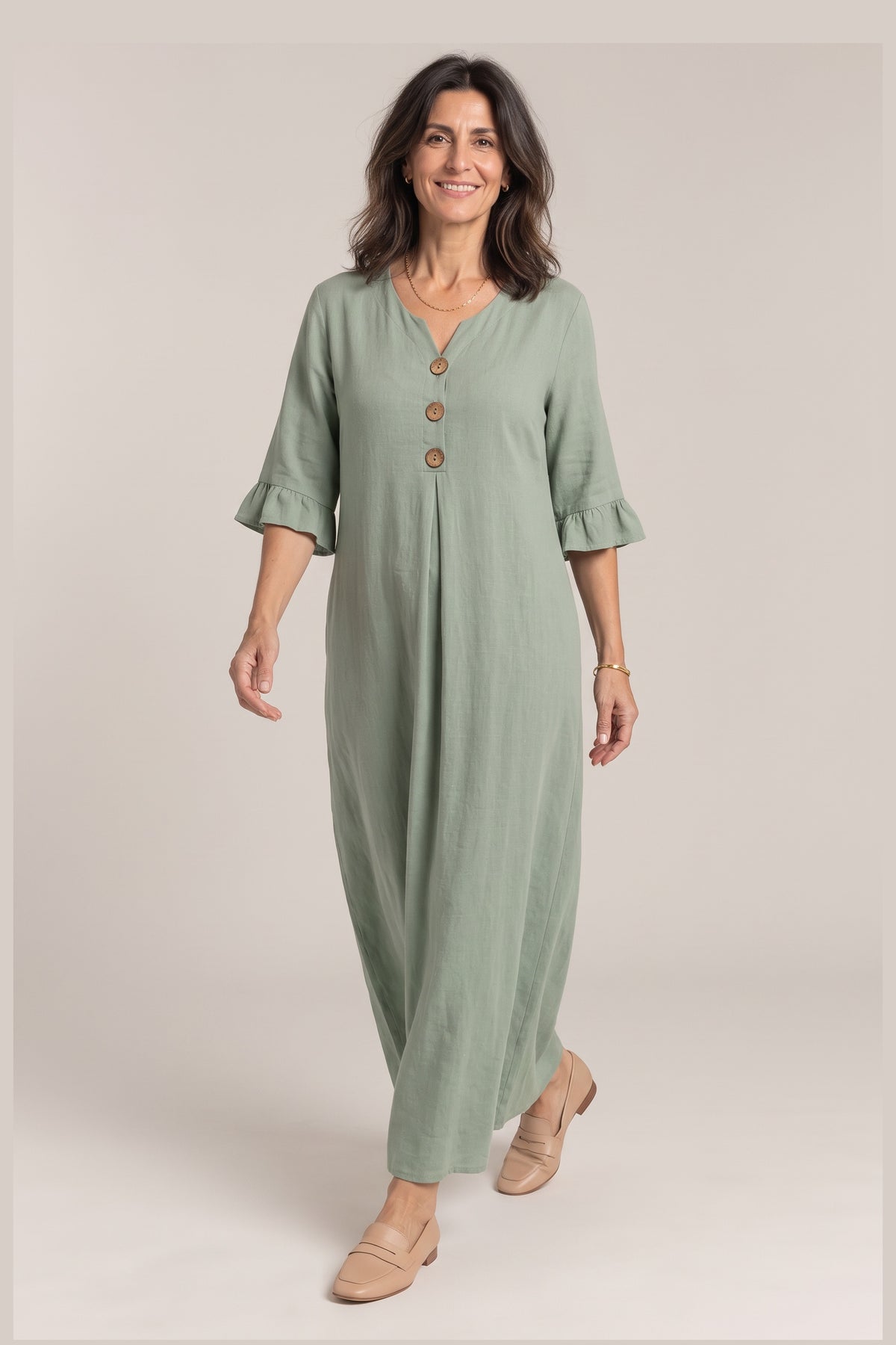 Irene en verde, foto de estudio, delante [yz4-irene-vestido-maxi-manga-3-4-con-bolsillos-verde-delante.jpg]