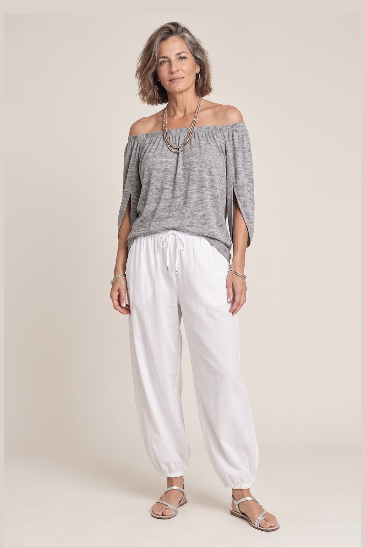 Isabella en gris, foto de estudio, delante [yz4-isabella-conjunto-bohemio-fluido-farol-gris-delante.jpg]