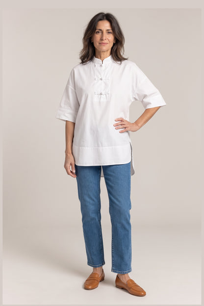Olivia, foto de estudio, delante [yz4-olivia-camisa-de-popelin-con-hombro-caido-unico-delante.jpg]