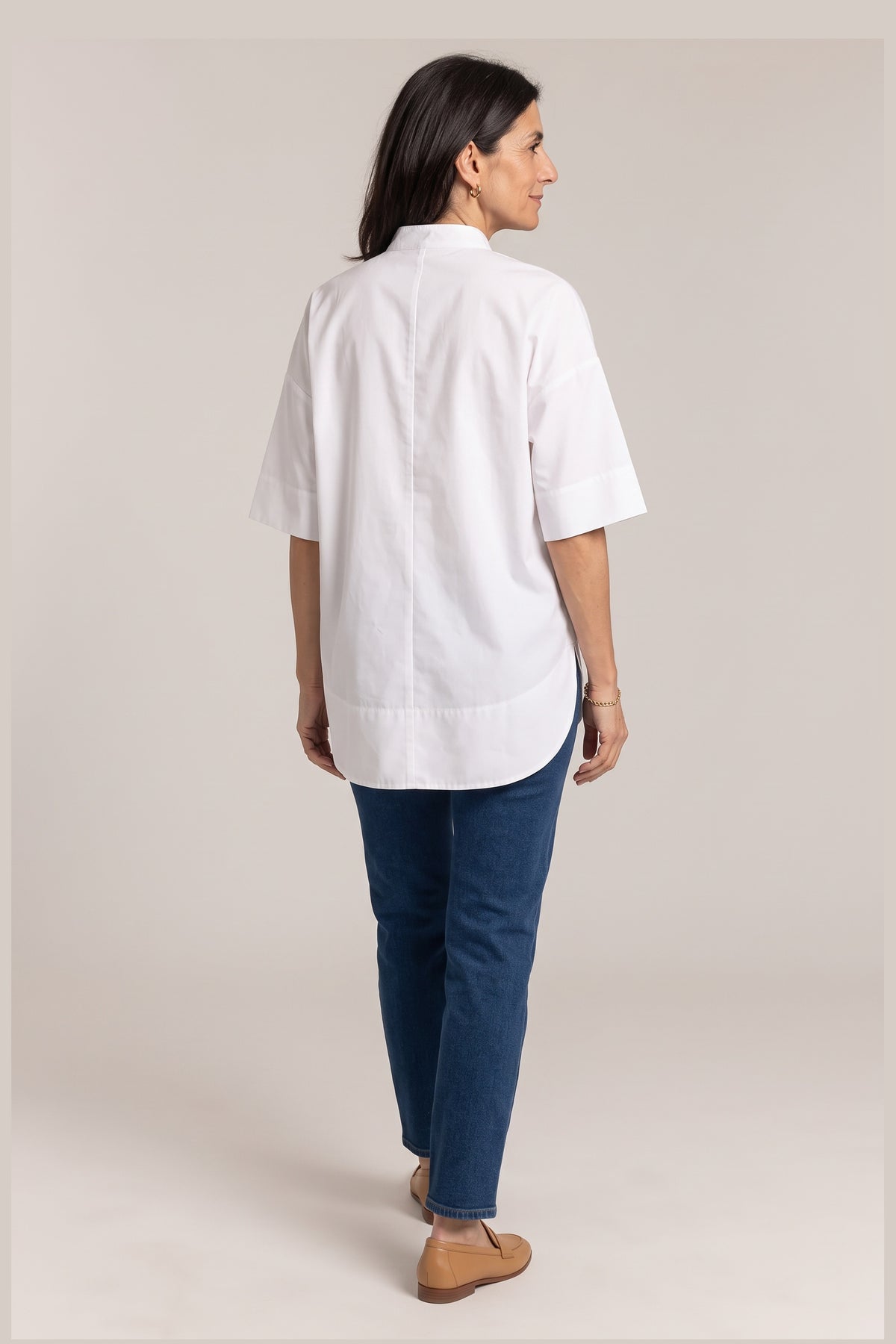 Olivia, foto de estudio, detrás [yz4-olivia-camisa-de-popelin-con-hombro-caido-unico-detras.jpg]