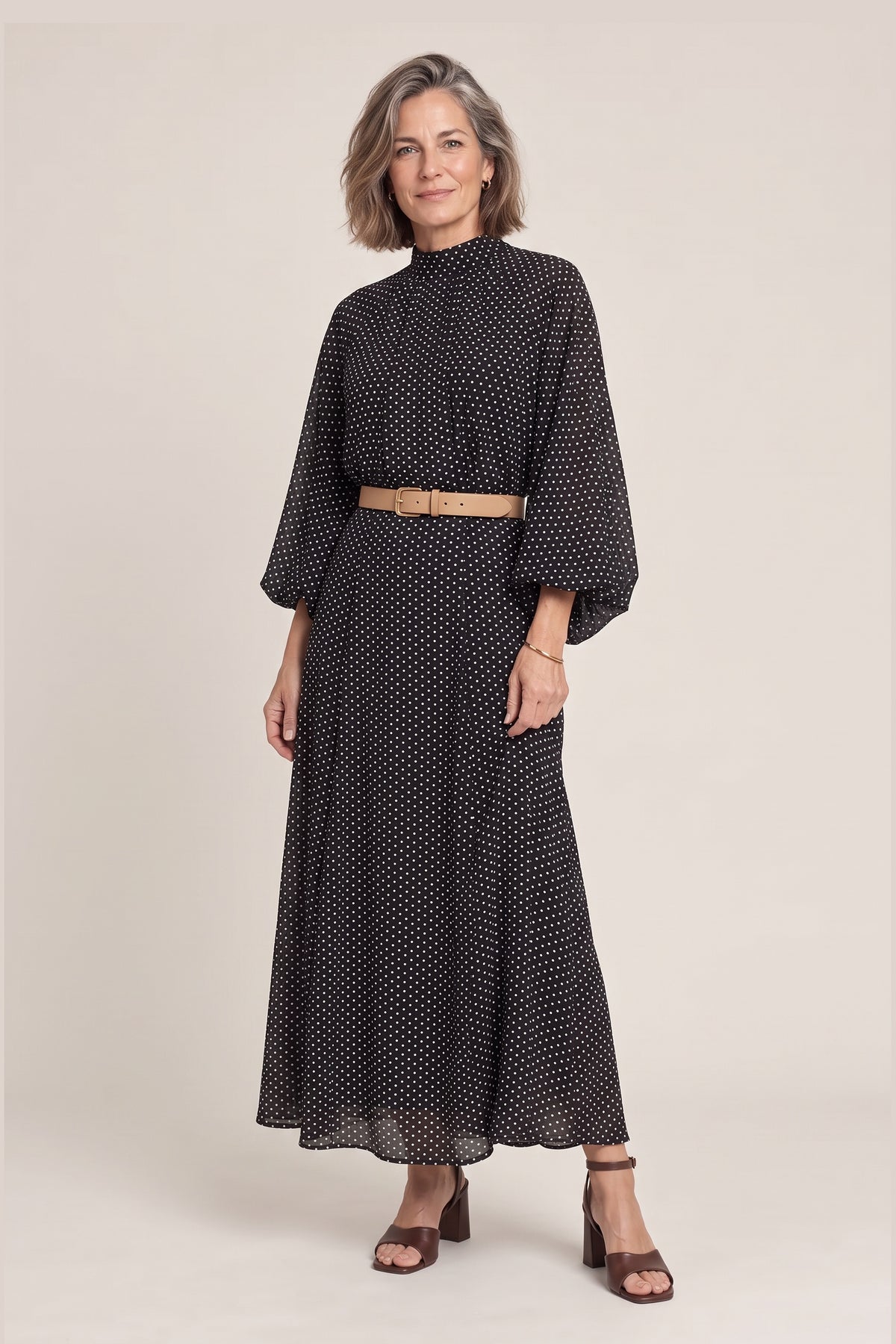 Rocío en negro, foto de estudio, delante [yz4-rocio-conjunto-gasa-lunares-blusa-falda-midi-negro-delante.jpg]
