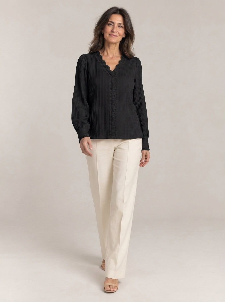 Paloma en negro, foto de estudio, delante [yz5-blusa-plisada-de-botones-para-mujer-negro-delante.jpg]