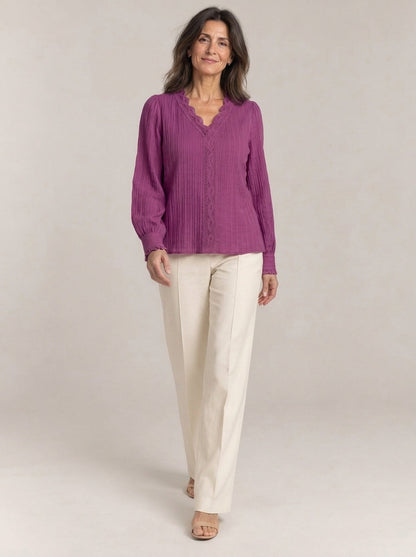 Paloma en violeta, foto de estudio, delante [yz5-blusa-plisada-de-botones-para-mujer-violeta-delante.jpg]