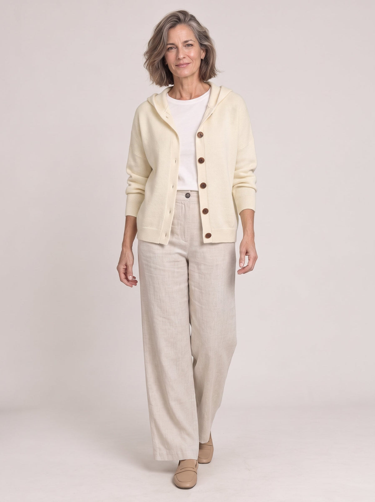 Bruna en beige, foto de estudio, delante [yz5-bruna-chaqueta-de-punto-con-capucha-y-botones-de-madera-beige-delante.jpg]
