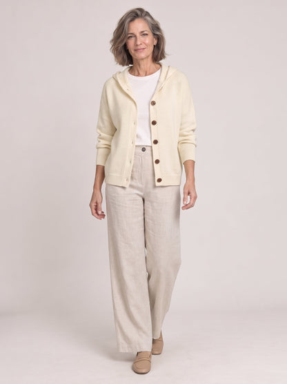 Bruna en beige, foto de estudio, delante [yz5-bruna-chaqueta-de-punto-con-capucha-y-botones-de-madera-beige-delante.jpg]