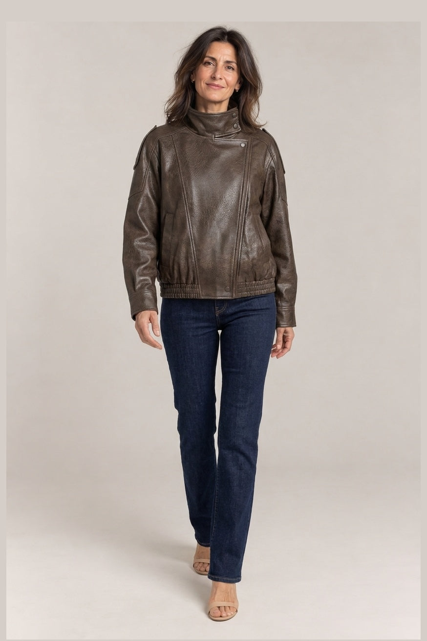 Clara en marrón, foto de estudio, delante [yz5-elena-chaqueta-oversize-de-polipiel-marron-delante.jpg]