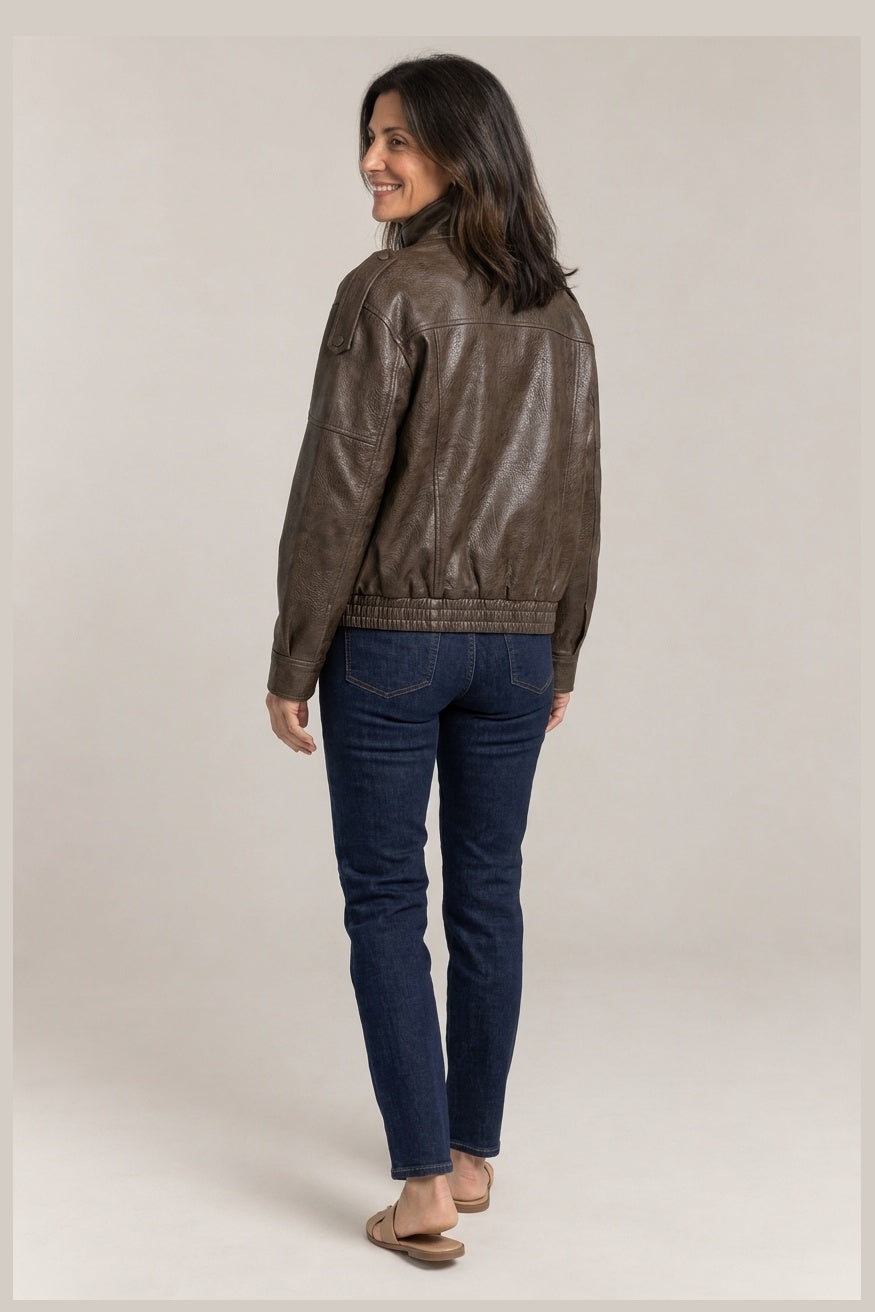 Clara en marrón, foto de estudio, detrás [yz5-elena-chaqueta-oversize-de-polipiel-marron-detras.jpg]