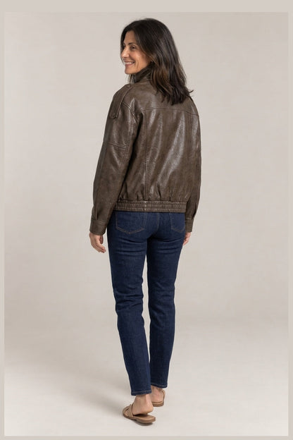 Clara en marrón, foto de estudio, detrás [yz5-elena-chaqueta-oversize-de-polipiel-marron-detras.jpg]