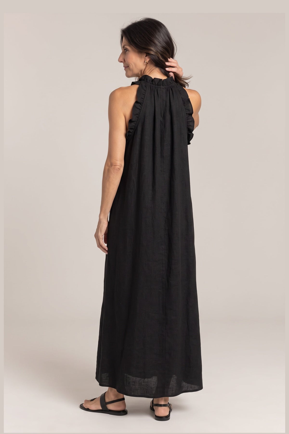Elena en negro, foto de estudio, detrás [yz5-elena-vestido-largo-negro-negro-detras.jpg]