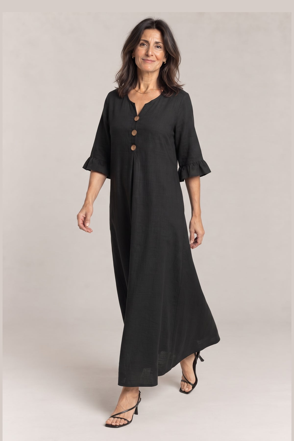 Irene en negro, foto de estudio, delante [yz5-irene-vestido-maxi-manga-3-4-con-bolsillos-negro-delante.jpg]