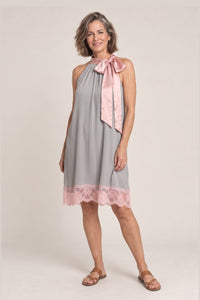 Minivestido Lazo | Halter gris plisado con lazo rosa y encaje