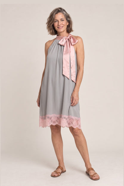 Minivestido Lazo en gris, foto de estudio, delante [yz5-minivestido-lazo-salmon-gris-delante.jpg]