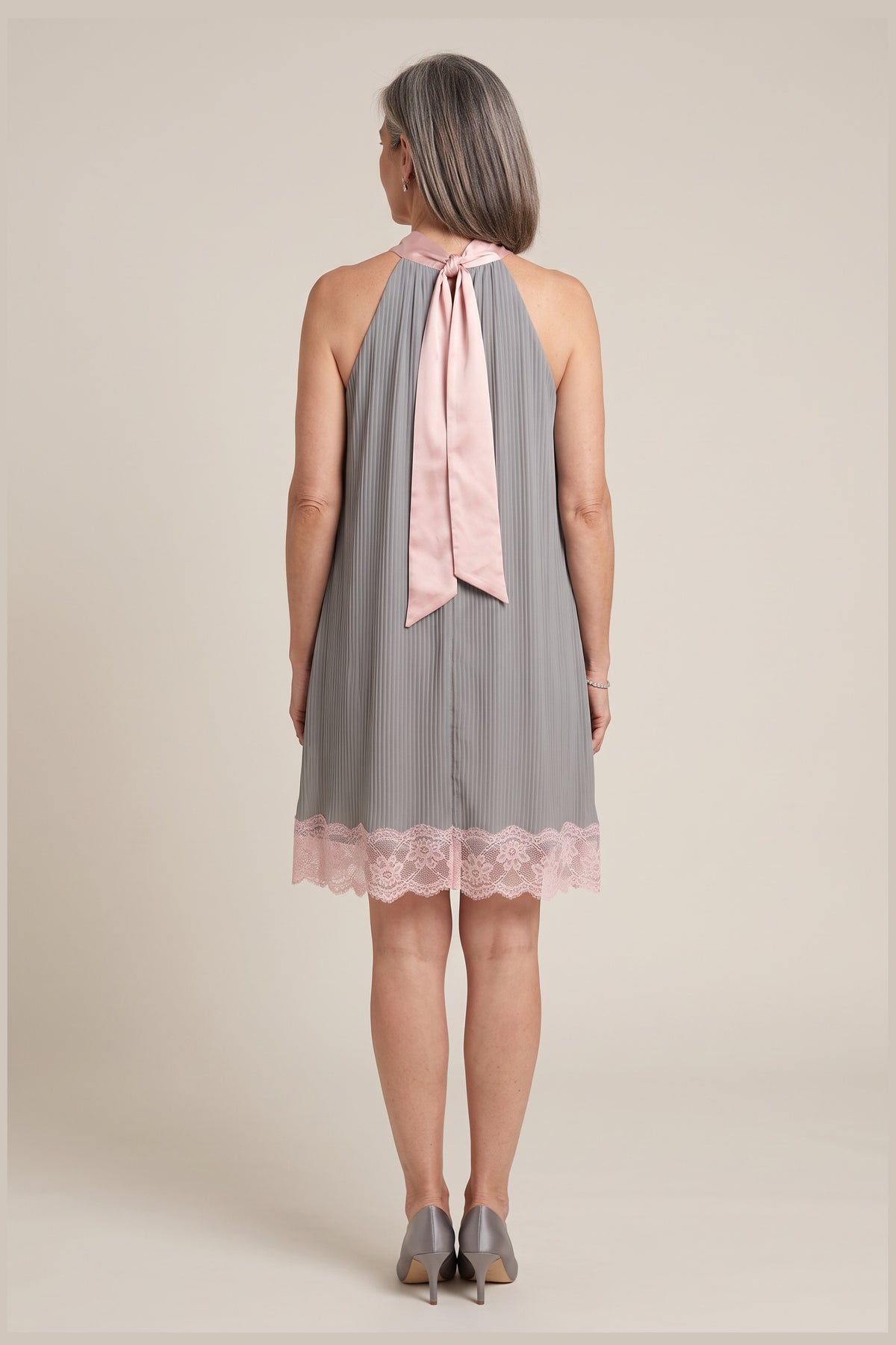 Minivestido Lazo en gris, foto de estudio, detrás [yz5-minivestido-lazo-salmon-gris-detras.jpg]