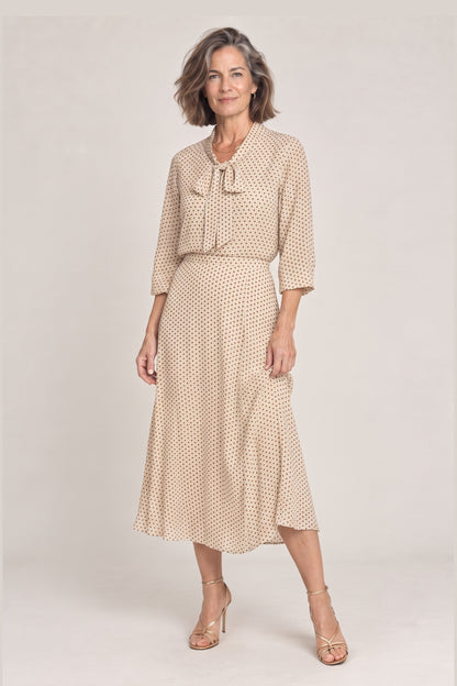 Rocío en blanco, foto de estudio, delante [yz5-rocio-conjunto-gasa-lunares-blusa-falda-midi-blanco-delante.jpg]