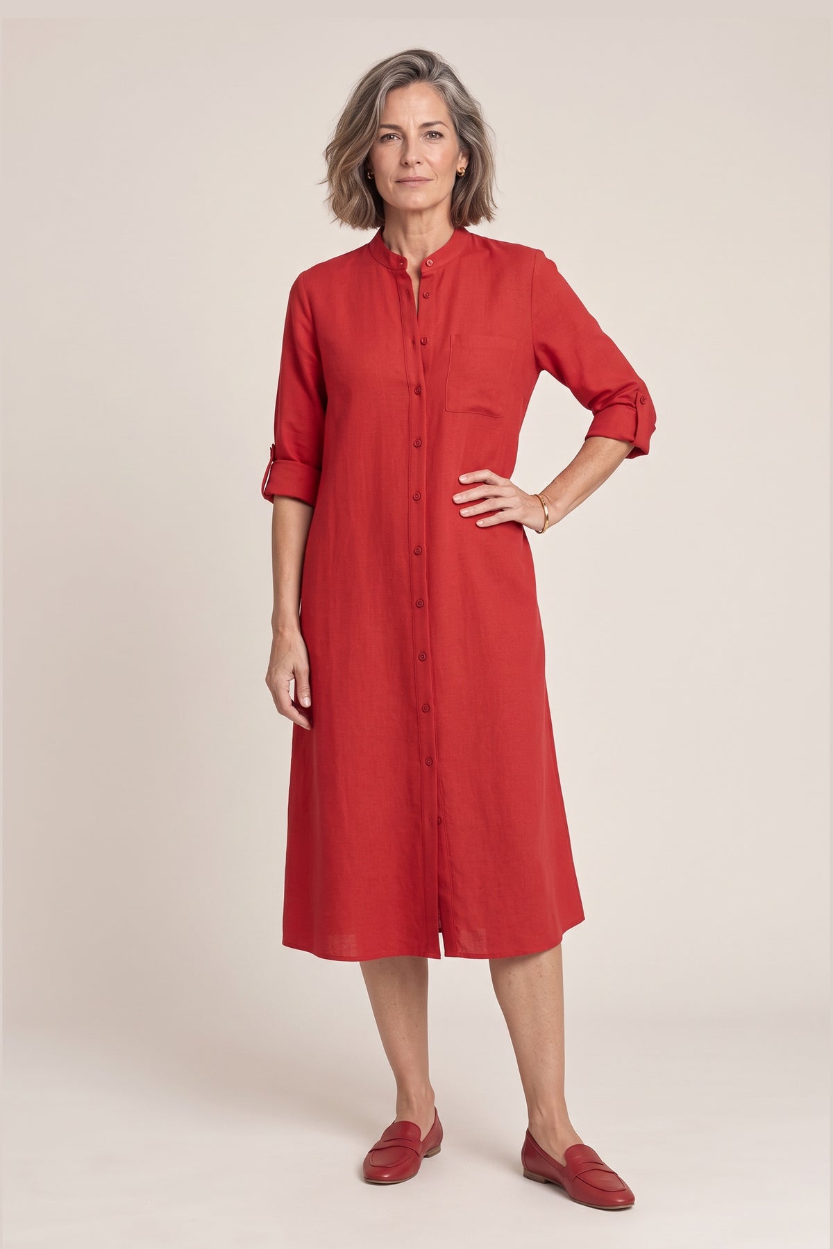 Elvira en rojo, foto de estudio, delante [yz5-vestido-de-verano-liso-rojo-delante.jpg]
