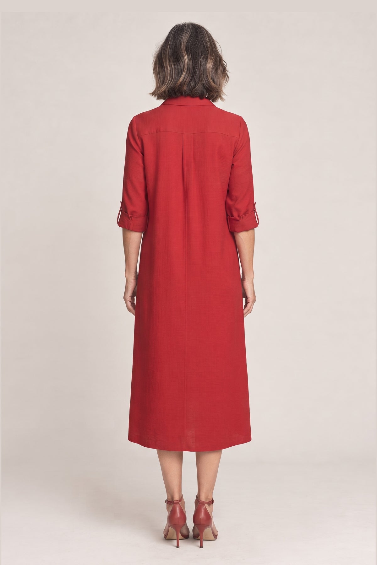 Elvira en rojo, foto de estudio, detrás [yz5-vestido-de-verano-liso-rojo-detras.jpg]
